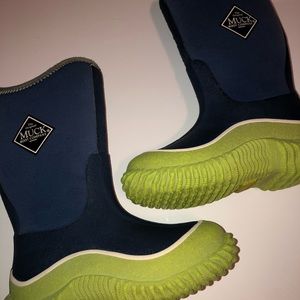 Boys toddler muck boots size 9